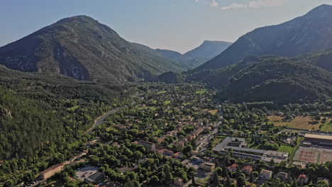 Castellane-France-Aerial-V2-Filmischer-Schwenk,-Der-Tagsüber-Unberührte-Berglandschaften-Mit-Dem-Fluss-Verdon-Und-Ländlichen-Dorfsiedlungen-Einfängt---Juli-2021
