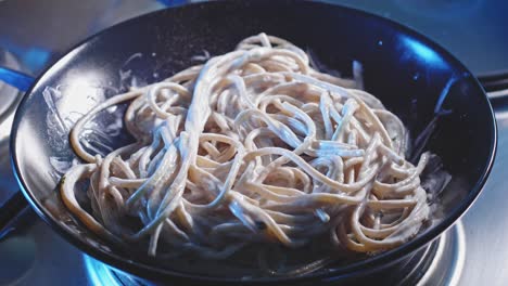Rack-Konzentrieren-Sie-Sich-Auf-Eine-Portion-Proteinreiche-Spaghetti-Mit-Griechischem-Joghurt,-Bestreut-Mit-Gehackter-Petersilie