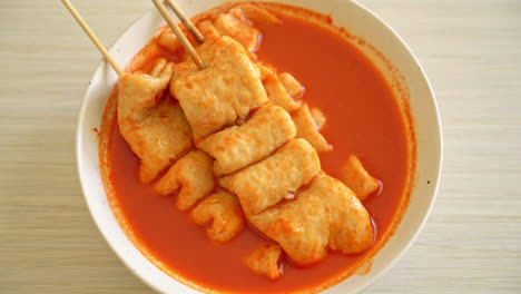 Odeng---Koreanischer-Fischfrikadellenspieß-In-Koreanischer-Würziger-Suppe---Koreanischer-Streetfood-Stil