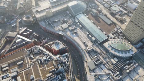 4k-60fps-Luftdrohnenflug-über-Die-Druckereien-Im-Stadtzentrum-Von-Manchester-Mit-Vogelperspektive-Auf-Die-Dächer-Im-Arndale-Center