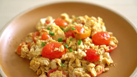 Stir-fried-tomatoes-with-egg-or-Scrambled-eggs-with-tomatoes---healthy-food-style-3