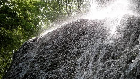 Nahaufnahmewasserfluss,-Der-Auf-Felsen-Läuft