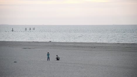 Weiter-Blick-über-Den-Strand-Und-Einige-Leute-An-Der-Nordsee-In-Den-Niederlanden