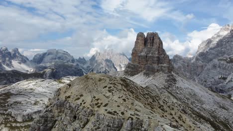 Ein-Mann,-Der-An-Einem-Klaren-Blauen-Tag-Den-Blick-Auf-Die-Landschaft-Der-Dolomiten-In-Norditalien-Genießt,-Mit-Einer-Riesigen-Felsformation-Im-Hintergrund