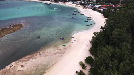 Drohne-Luftaufnahme-Der-Thailändischen-Insel-Koh-Phangan-Mit-Der-Exotischen-Landschaft-Im-Sommer-Und-Dem-Sandweg-Und-Den-Korallen,-Kokospalmen-Auf-Den-Bergen