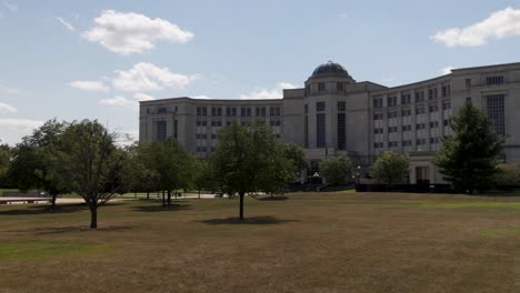 Edificio-De-La-Corte-Suprema-Del-Estado-De-Michigan-En-Lansing,-Michigan-Con-Video-De-Cardán-Panorámico-De-Izquierda-A-Derecha