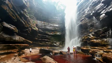Zeitlupen-Action-Kamera,-Die-Vom-Fuß-Des-Moskito-Wasserfalls-Nach-Oben-Gekippt-Wird-Und-Von-Pflanzen-Und-Klippen-Und-Einem-Fluss-Im-Chapada-Diamantina-Nationalpark-Im-Nordosten-Brasiliens-Umgeben-Ist