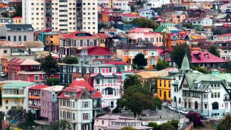 Sideways-aerial-dolly-Valparaiso-cerro-Alegre-colourful-houses-UNESCO-Barburizza