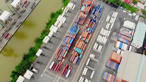 Container,-Die-Am-Terminal-Und-Im-Flusshafen-Gestapelt-Sind