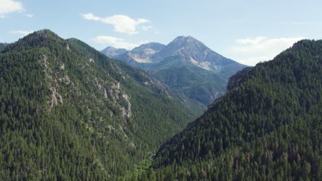 Hermoso-Paisaje-Natural-En-Las-Montañas-Wasatch-De-Utah,-Vuelo-Aéreo-De-Drones