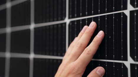 Nahaufnahme-Einer-Hand,-Die-Die-Oberfläche-Des-Solarpanels-Berührt-Und-Auf-Effizienz-überprüft