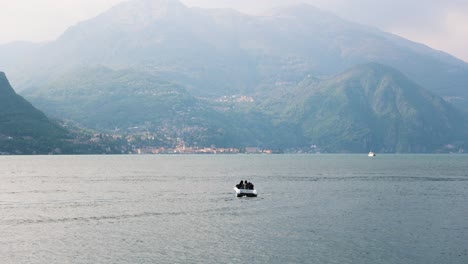 Barco-En-Las-Aguas-Del-Lago-De-Como-Con-Hermosas-Montañas-De-Los-Alpes-De-Italia