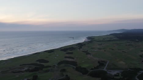 Bandon-Dunes-Golf-Resort-En-La-Hermosa-Costa-De-Oregon-Al-Atardecer---Antena
