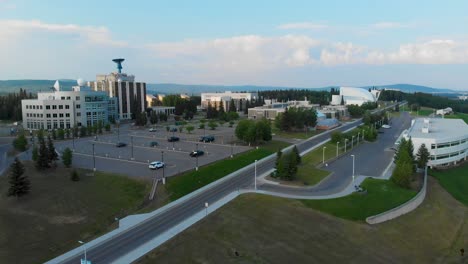 Video-De-Dron-De-4k-Del-Campus-De-La-Universidad-De-Alaska-Fairbanks,-Ak-Durante-El-Día-De-Verano-4
