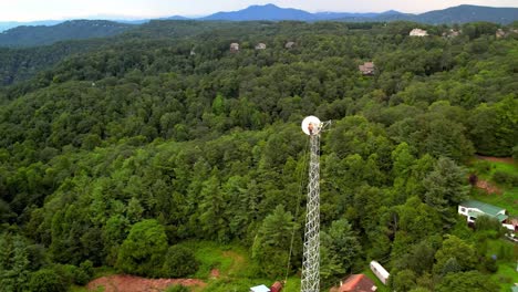 Antena-De-La-Torre-De-Comunicaciones-Con-El-Abuelo-Mountain-Nc,-Carolina-Del-Norte-En-El-Fondo