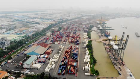 Dicker-Smog-Hängt-über-Vietnam-International-Containerterminals,-Saigon-River