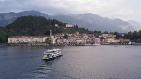 Lake-Como-Pontoon-Ferry-Boat-arriving-at-Bellagio-Town,-Aerial