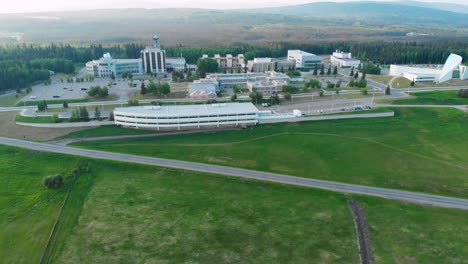 Video-De-Dron-De-4k-Del-Campus-De-La-Universidad-De-Alaska-Fairbanks,-Ak-Durante-El-Día-De-Verano-2