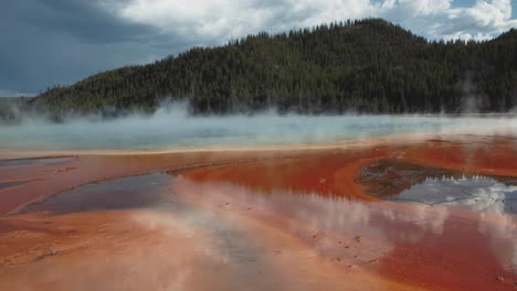 Géiser-Colorido-En-El-Parque-Nacional-De-Yellowstone
