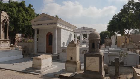 Cementerio-Copto-De-El-Cairo-Con-Cielo-Azul