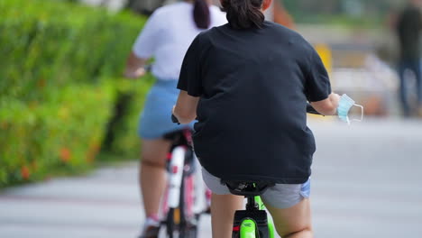 Mujeres-En-Bicicleta-En-Singapur-Frente-A-Marina-Bay-En-Cámara-Lenta