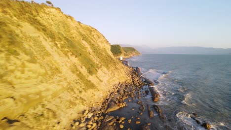 Schnelles-Fliegen-über-Wellen,-Die-Auf-Felsen-Krachen,-Küste-Von-Vlora,-Albanien