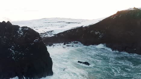 Drohnenschuss-Für-Die-Küste-In-Island-Mit-Sonnenuntergang