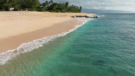Tiefflug-über-Dem-Ozean-In-Hawaii