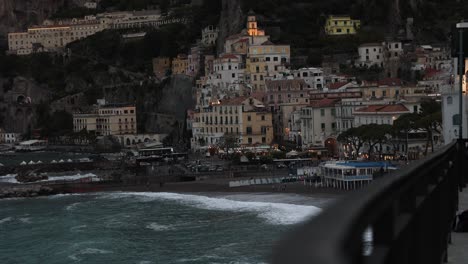 Hermosa-Ciudad-De-La-Costa-De-Amalfi-En-Italia,-Vista-Estática-Abstracta
