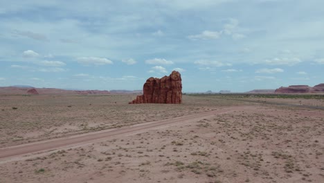 Hohe-Klippenfelsformation,-Die-In-Der-Südwestlichen-Wüste-Von-Arizona-Steht,-Antenne