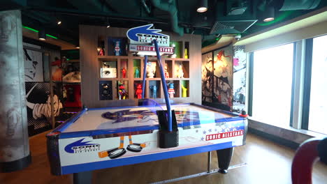 Air-Hockey-Tisch-Spielbereich-Für-Kinder-Auf-Einer-Kreuzfahrt