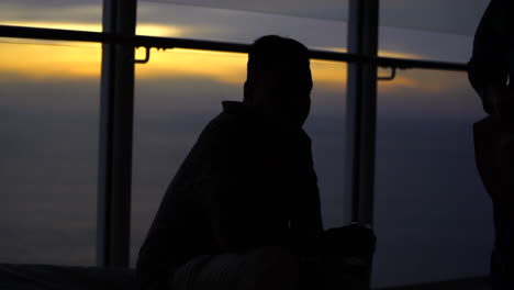 Ein-Mann-Einstellung-In-Kreuzfahrt-Bei-Sonnenuntergang-Silhouette