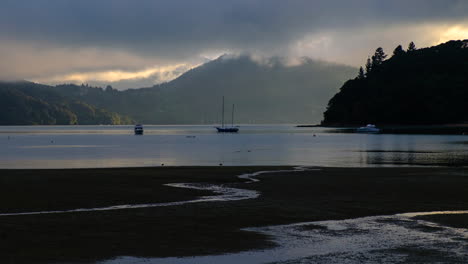 Sonnenaufgang-In-Ruhiger-Bucht-Auf-Der-Südinsel-Neuseelands