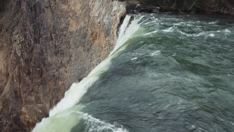 Starker-Wasserfall,-Der-über-Die-Klippe-Fällt