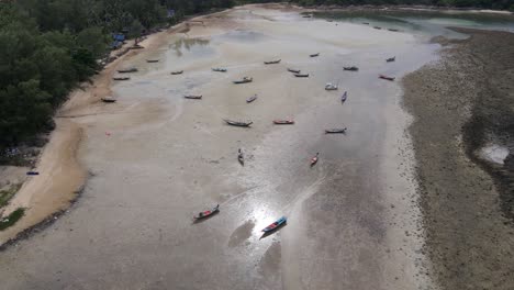 Luftaufnahme-Von-Thailands-Küstenpier-Mit-Booten-In-Kristallklarem-Wasser-Vor-Der-Küste-Von-Malibu-Beach-Auf-Der-Insel-Koh-Phangan