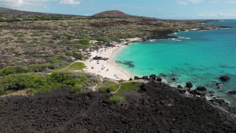 Volando-Sobre-El-Campo-De-Lava-A-Una-Playa-Virgen-En-Hawaii