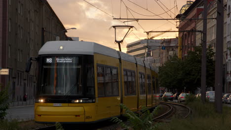 Elektrische-Straßenbahn-Nutzt-Den-öffentlichen-Verkehr-In-Berlin-Während-Des-Sonnenuntergangs