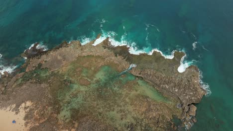 Volando-Sobre-Una-Gran-Formación-De-Arrecifes-En-Hawaii