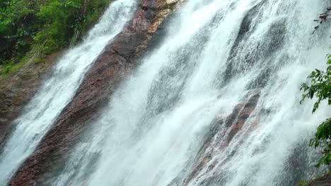 Ein-Panoramablick-Auf-Den-Exotischen-Wasserfall-Und-Den-See-In-Thailand