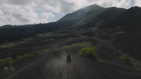 Leute,-Die-In-Einem-Offenen-4x4-jeep-Stehen,-Der-Durch-Die-Zerklüftete-Schwarze-Basaltsandlandschaft-Am-Vulkan-Batur-Fährt