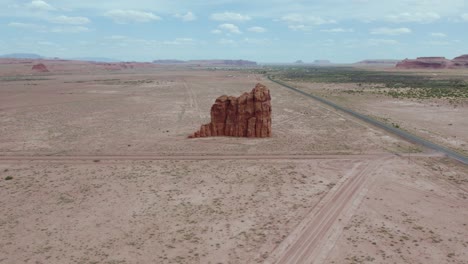 Formación-Rocosa-De-Butte-Permanente-En-El-Vasto-Desierto-De-Arizona-En-La-Reserva-Navajo,-Retroceso-Aéreo