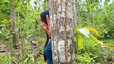 Mujer-Solitaria-Aislada-En-Un-Bosque-Con-árboles-Tropicales-Durante-El-Día