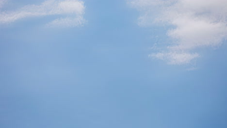 Tiro-De-ángulo-Bajo-Del-Cielo-Azul-Con-Nubes-Blancas