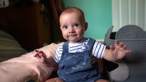 6-Monate-Altes-Baby-Im-Overall-Lachend-Und-Lächelnd-Im-Kinderzimmer