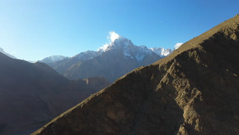 Filmische-Drohnenaufnahme-Des-Tupopdan-Gipfels,-Passu-Kegel-In-Hunza,-Pakistan,-Schneebedeckte-Berggipfel-Mit-Steilen-Klippen,-Breite-Luftaufnahme,-Die-Sich-Langsam-Bewegt,-Mit-Anderen-Bergrücken-Im-Vordergrund