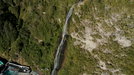 Wasserfall-Der-Jungfrau,-Der-Auf-Einer-üppigen-Klippe-In-Banos-De-Agua-Santa,-Ecuador,-Herunterfließt---Drohnenaufnahme