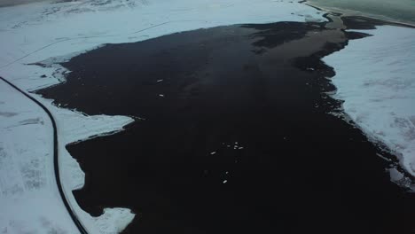 Tiro-De-Drone-Para-Islandia-Que-Muestra-La-Carretera-Y-El-Mar