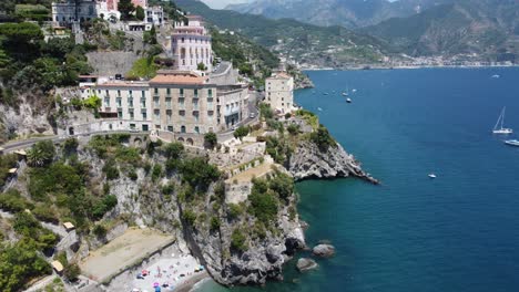 Ein-Hervorragender-Blick-Auf-Die-Burg-Von-Amalfi-Und-Die-Straßen,-Die-Von-Einer-Drohne-Gefilmt-Wurden