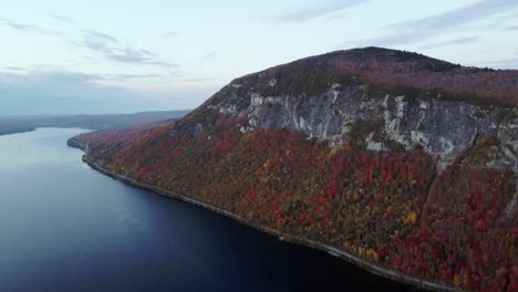 Blick-Auf-Den-Schroffen-Berg-Pisgah-Mit-Herbstlaub-Und-See-Willoughby-In-Westmore-Town-In-Vermont,-Usa