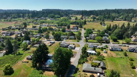 Drone-shot-of-the-community-of-homes-in-Clinton,-Washington